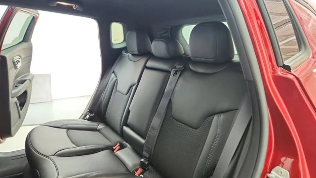 New 2026 Red Hot Pearl-Coat Exterior Paint Jeep Latitude image 17