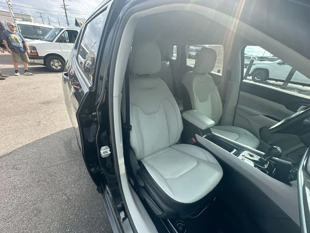 Used 2022 Black Jeep Latitude image 25