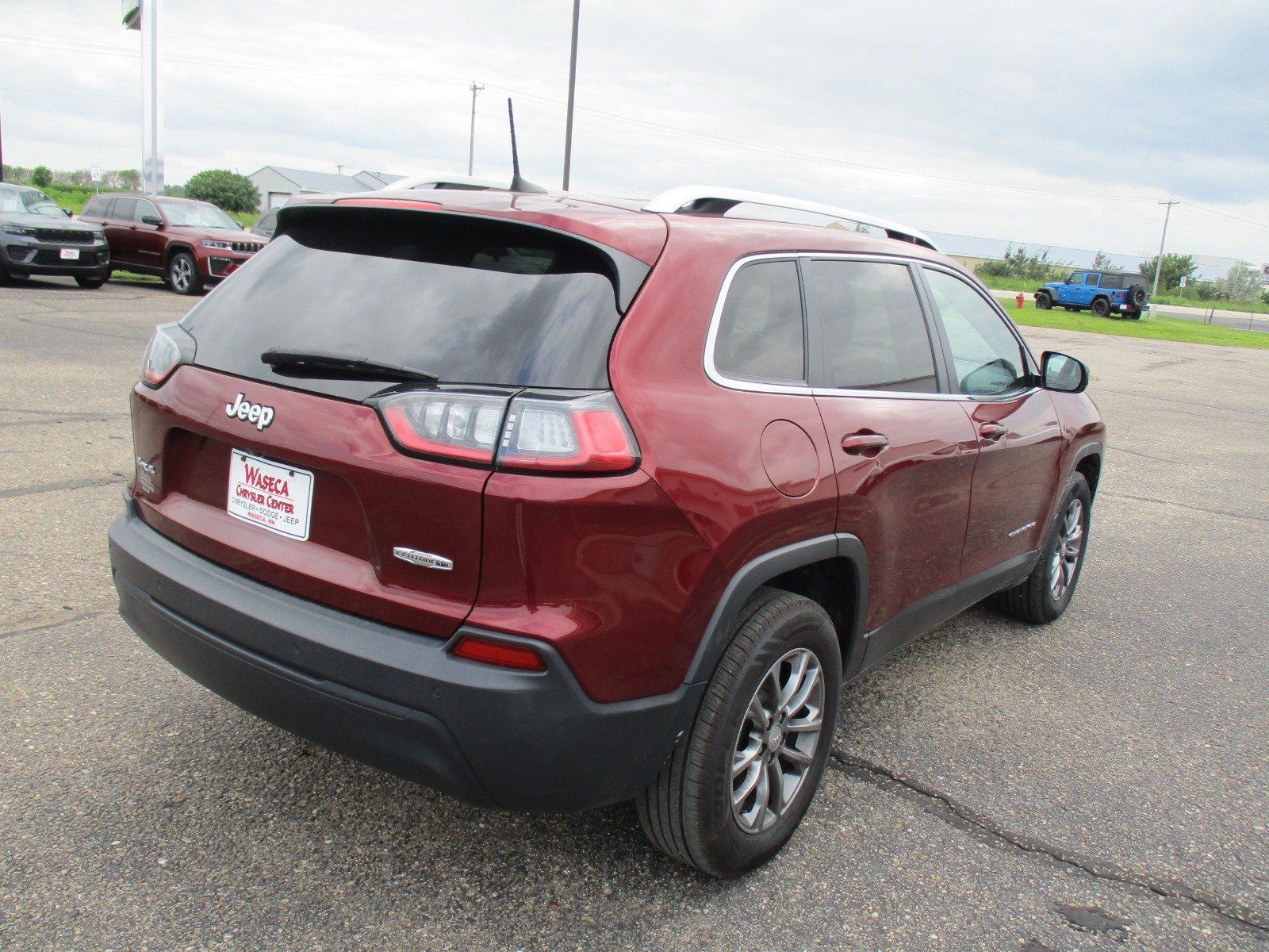 Used 2020 RED Jeep Latitude Plus image 7