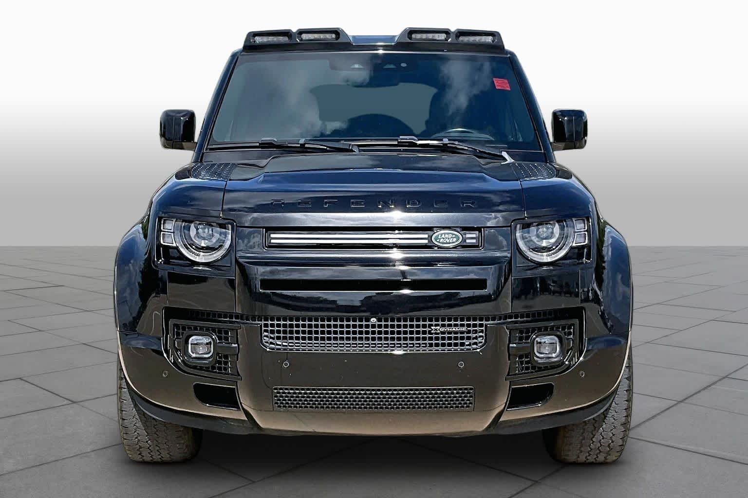 Used 2022 Santorini Black Metallic Land Rover X-Dynamic SE image 4