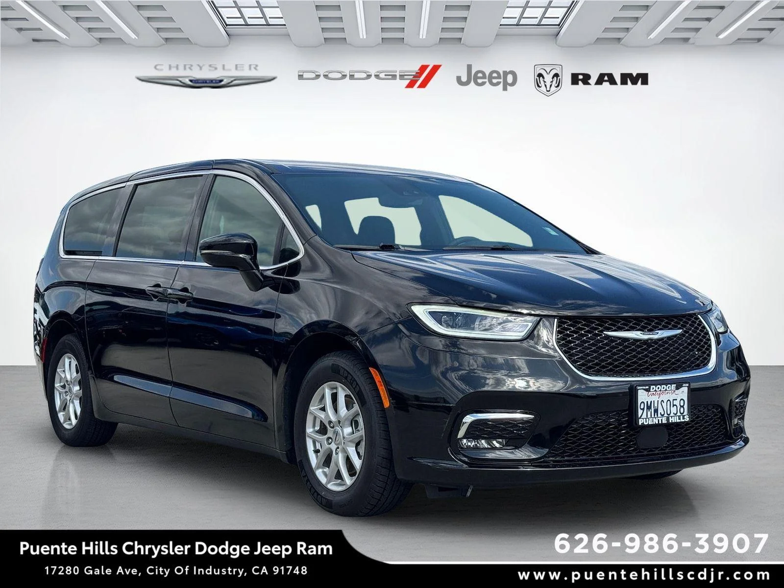 2024 Chrysler Pacifica Touring's photo
