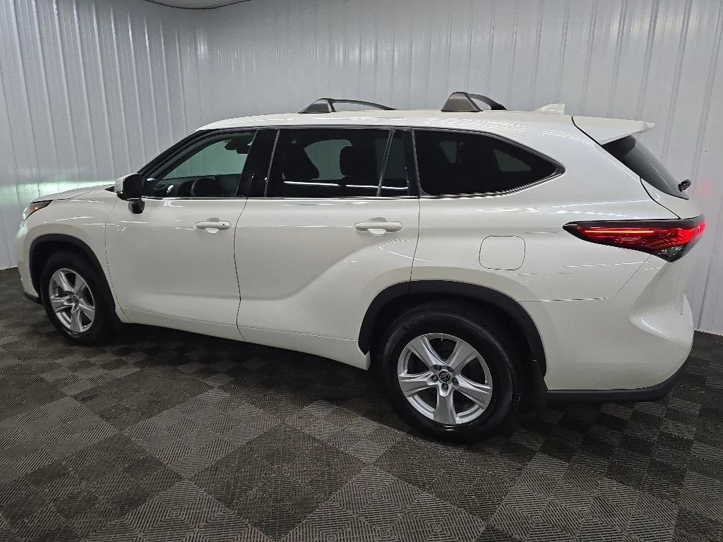 Used 2020 White Toyota L image 4