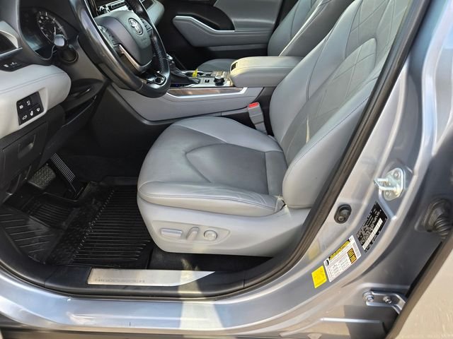 Used 2021  Toyota Platinum image 18