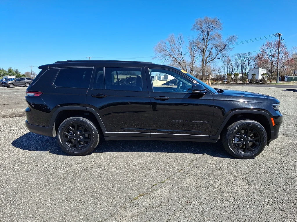 Used 2024 Diamond Black Crystal Pearlcoat Jeep Altitude image 13