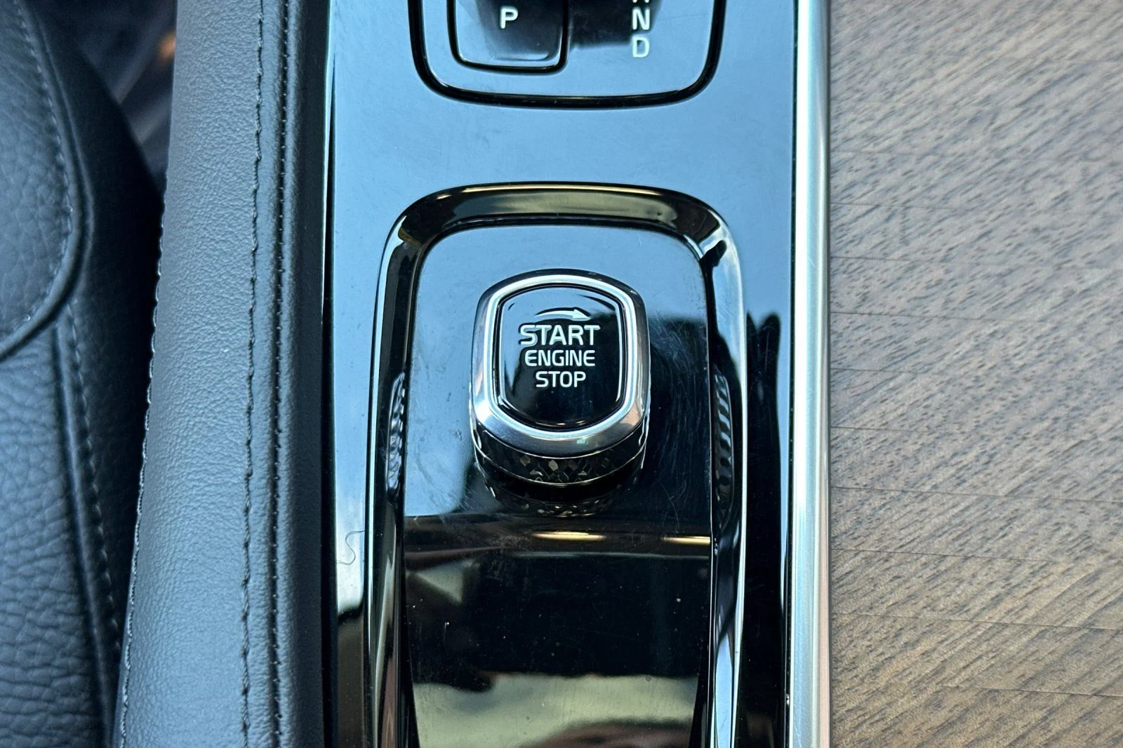 Certified Used 2025 Onyx Black Volvo B6 Plus 7-Seater image 26