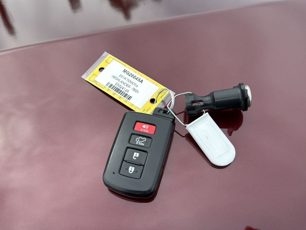 Used 2014 Red Toyota XLE V6 image 32