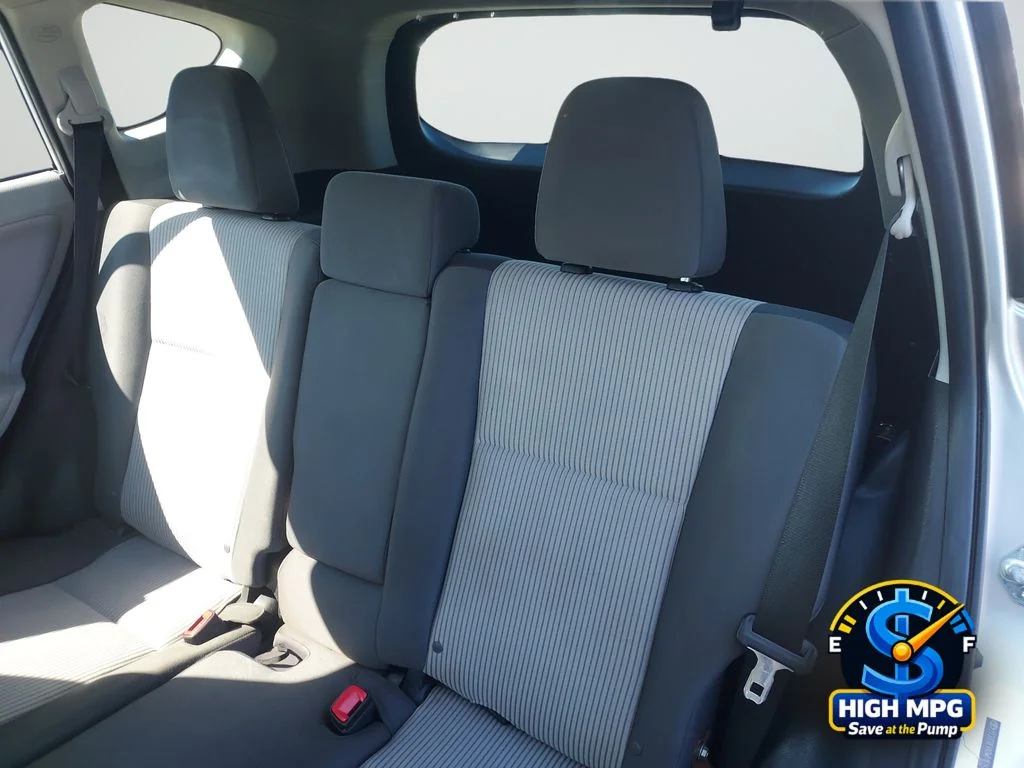Used 2013 Silver Toyota LE image 33