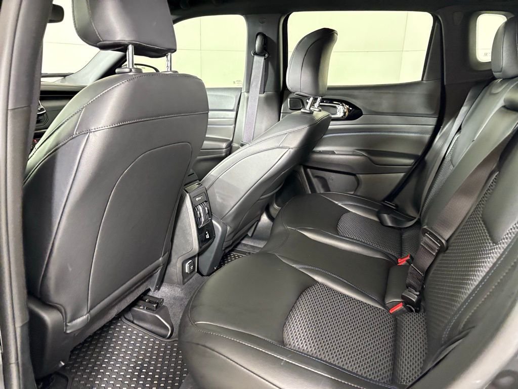New 2026 Diamond Black Crystal Pearl-Coat Exterior Paint Jeep Latitude image 40