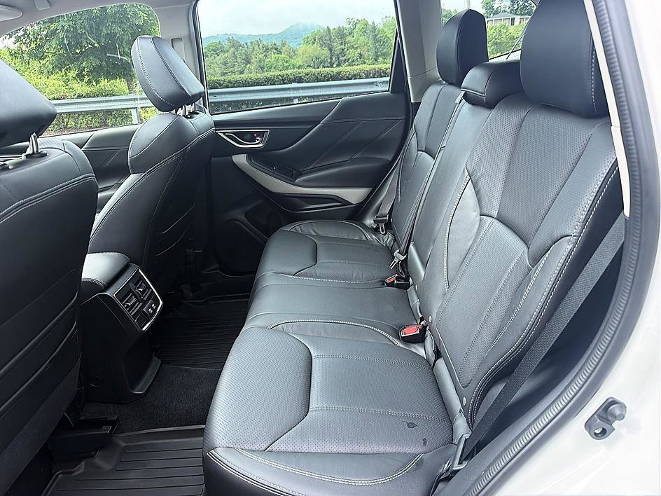 Used 2022 Crystal White Pearl Subaru Limited image 12