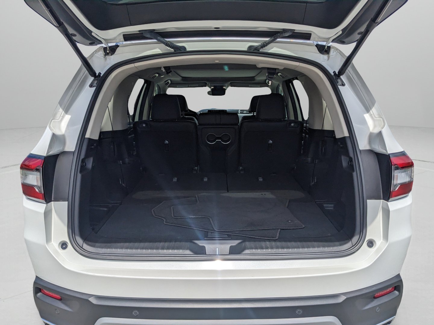 Certified Used 2025 Platinum White Honda Touring image 9