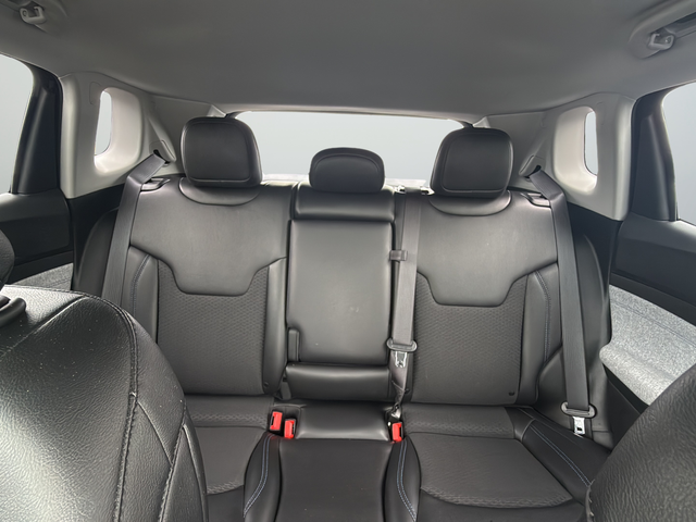 Used 2022 Black Jeep Latitude image 40