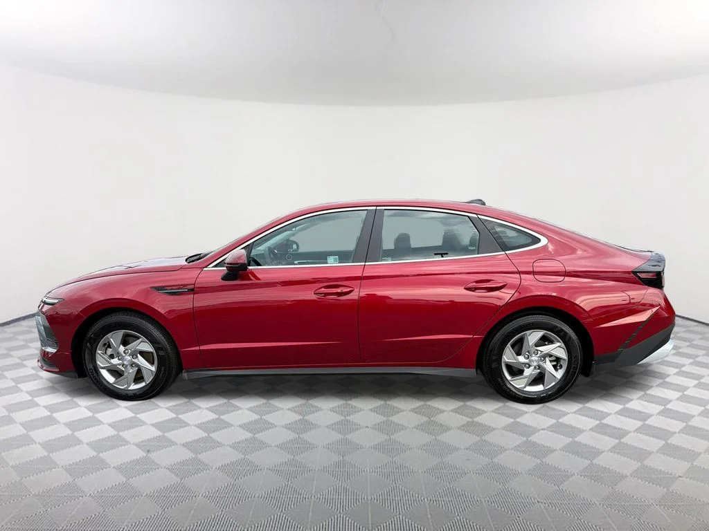 Used 2025 Red Hyundai SE image 8