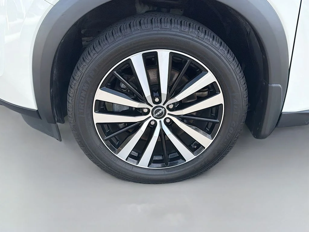 Used 2023 Pearl White Nissan Platinum image 35