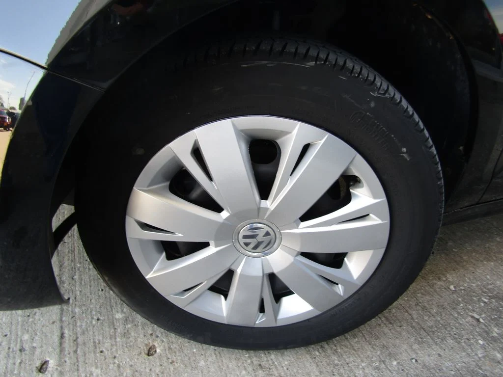 Used 2011  Volkswagen 2.5L SE image 18