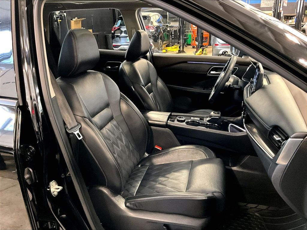 Used 2023 Black Nissan Platinum image 11