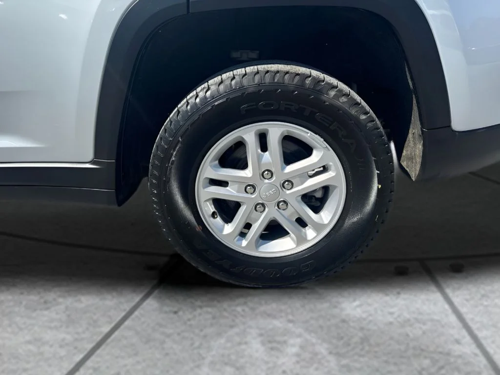 Used 2024 Silver Jeep Laredo image 26