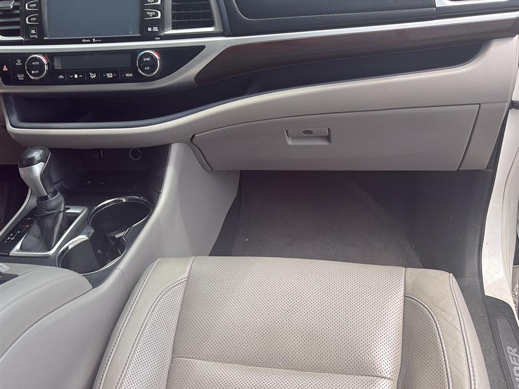 Used 2014 WHITE TOYOTA  image 24
