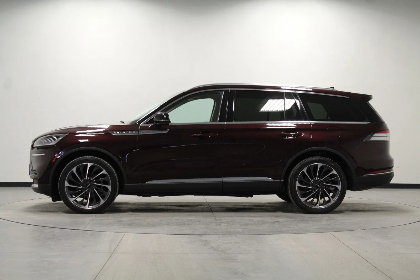 Used 2022 Burgundy Velvet Metallic Tinted Clearcoat Lincoln Reserve image 7