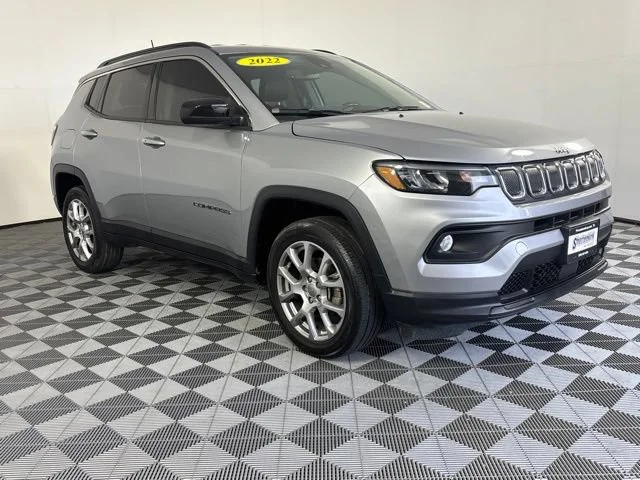 Used 2022  Jeep Latitude Lux image 4