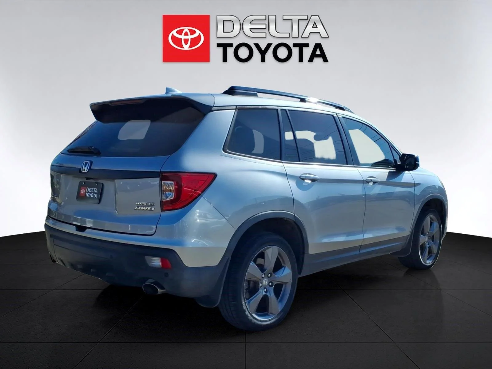 Used 2019 Lunar Silver Metallic Honda Touring image 5