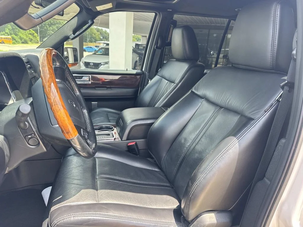 Used 2017 White Lincoln Select image 39