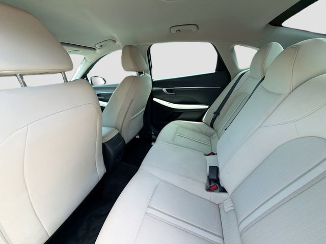 Used 2025 White Hyundai SE image 23