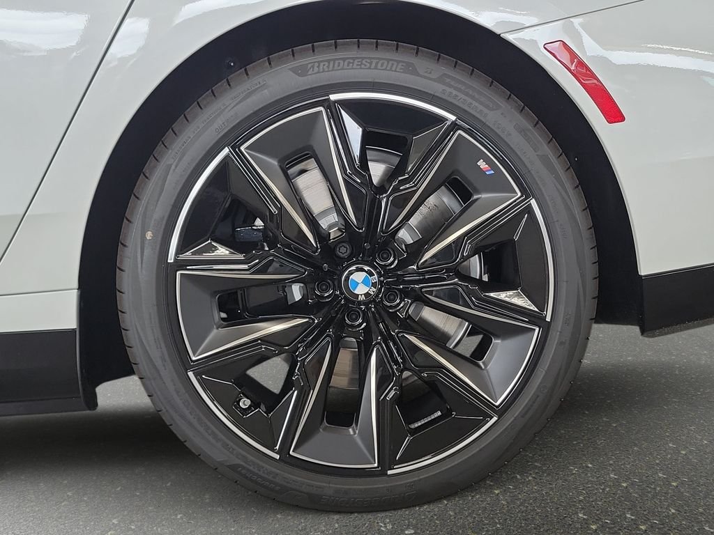 New 2026 Mineral White Metallic BMW 750e xDrive image 17