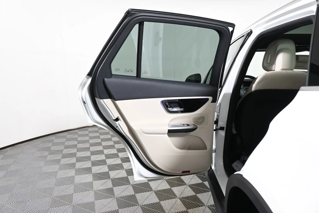 Used 2027 White Mercedes-Benz GLC 300 image 28