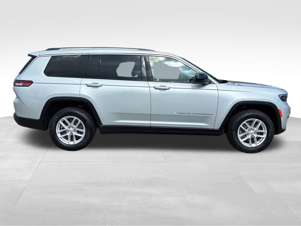 Used 2023 Silver Jeep Laredo image 7