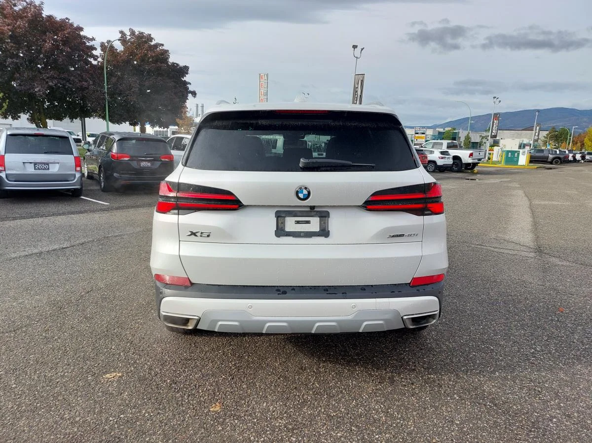 Used 2024 White BMW xDrive40i Sports Activity Vehicle image 7