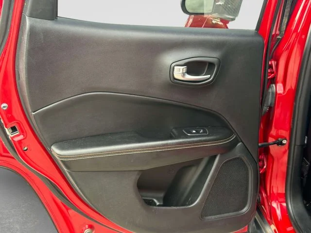 Used 2019 Red Jeep Latitude image 41