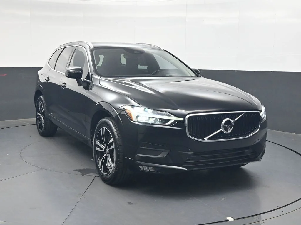 Used 2020 Onyx Black Metallic Volvo T6 Momentum image 2