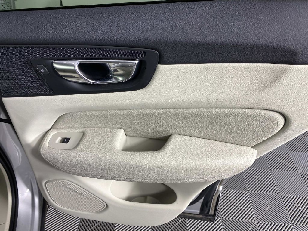 Used 2019 Silver Volvo T5 Momentum image 21