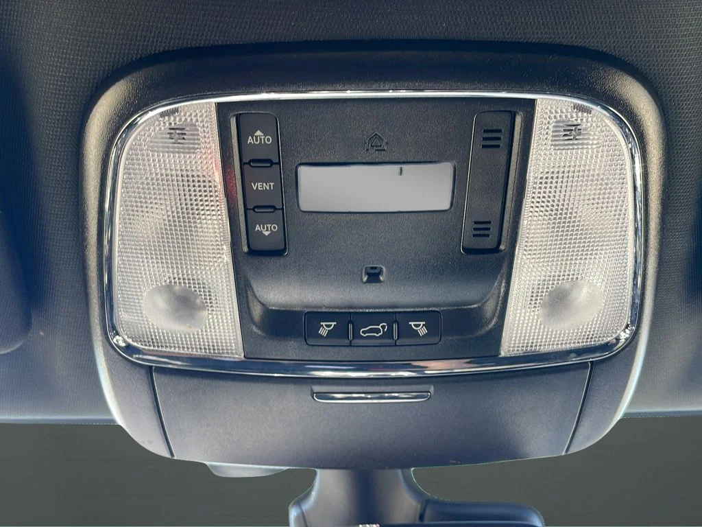 Used 2020 White Jeep Altitude image 27