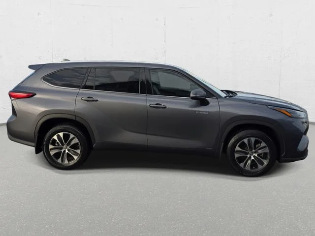 Used 2020 Magnetic Gray Metallic Toyota XLE image 4