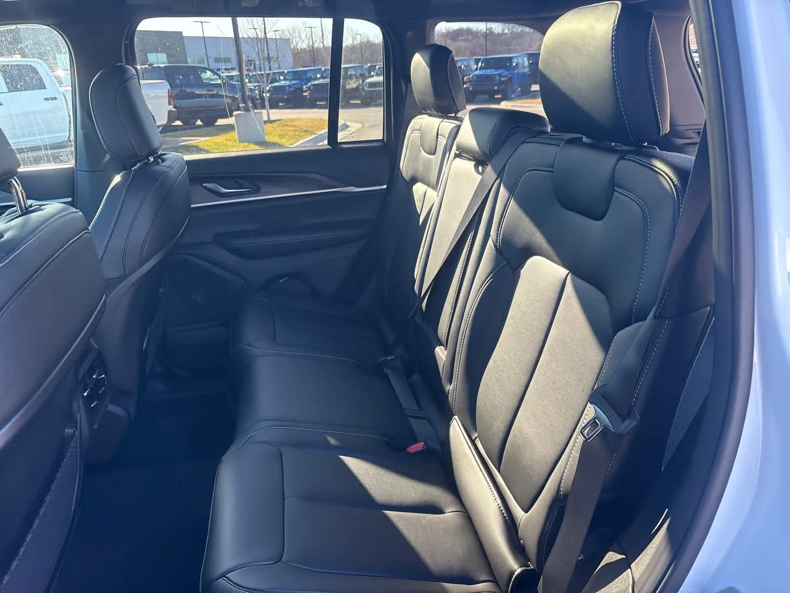 New 2025 Bright White Clear-Coat Exterior Paint Jeep Limited image 12