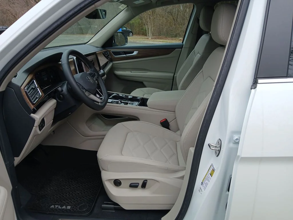 New 2026 White Volkswagen SE w/Technology image 9