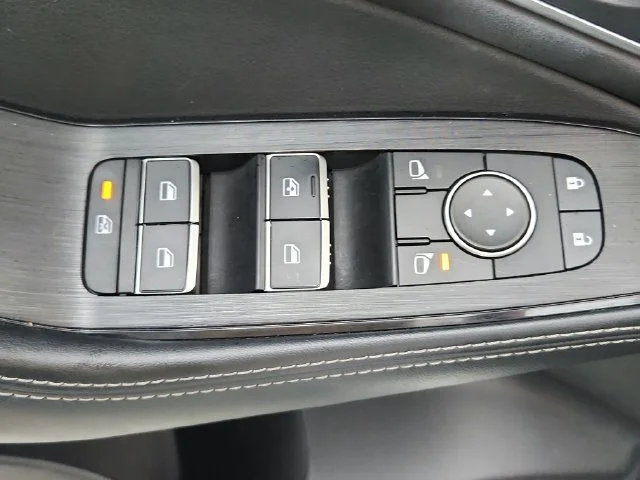 Used 2021 White Nissan Platinum image 32