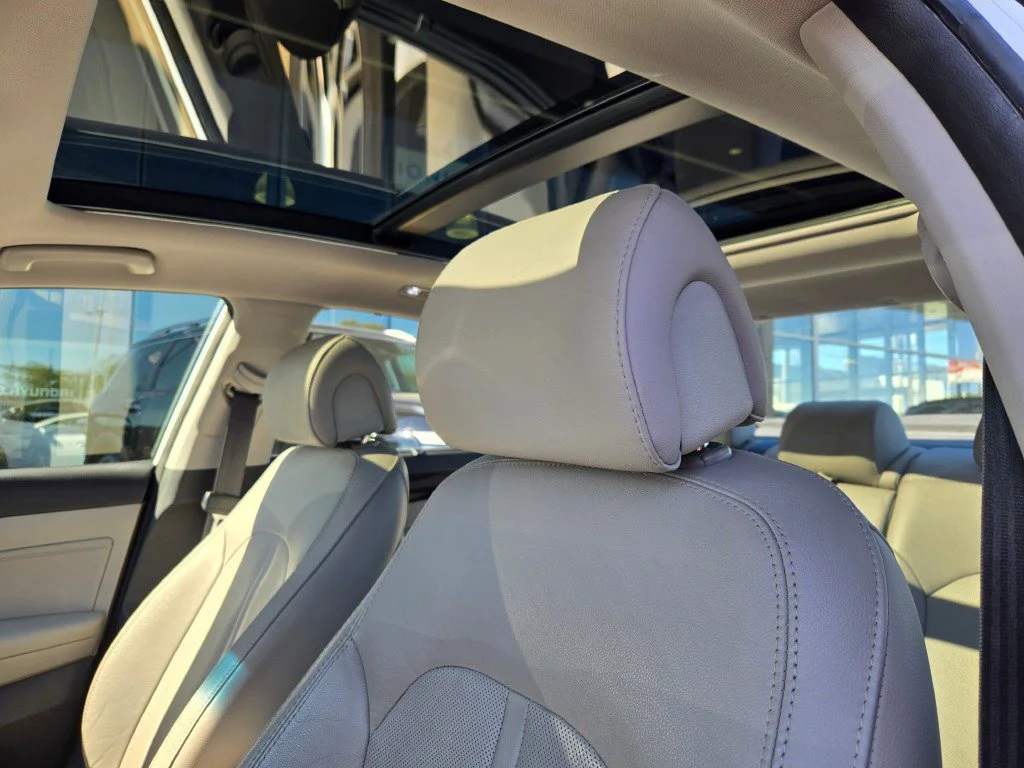 Used 2016 White Hyundai Limited image 21