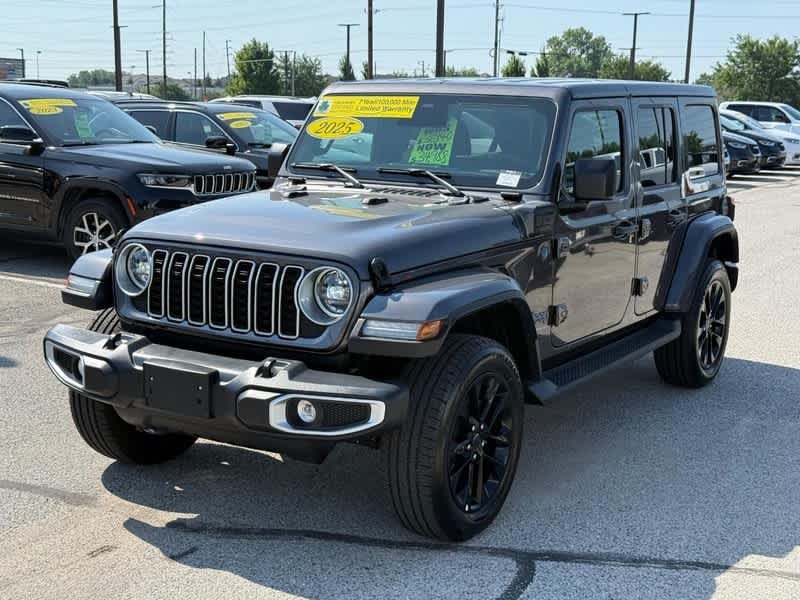 Used 2025 Granite Crystal Metallic Clearcoat Jeep Sahara image 8