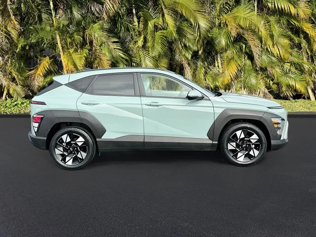 Used 2025 Green Hyundai SEL image 3