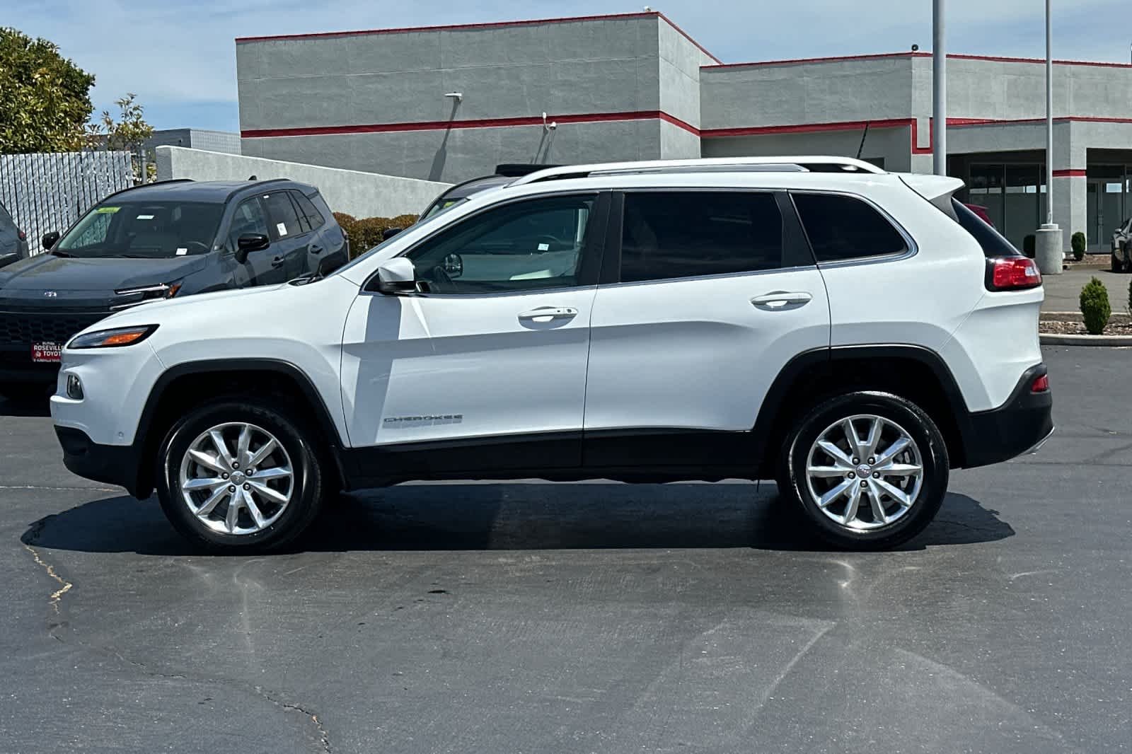 Used 2016 Bright White Clearcoat Jeep Limited image 9