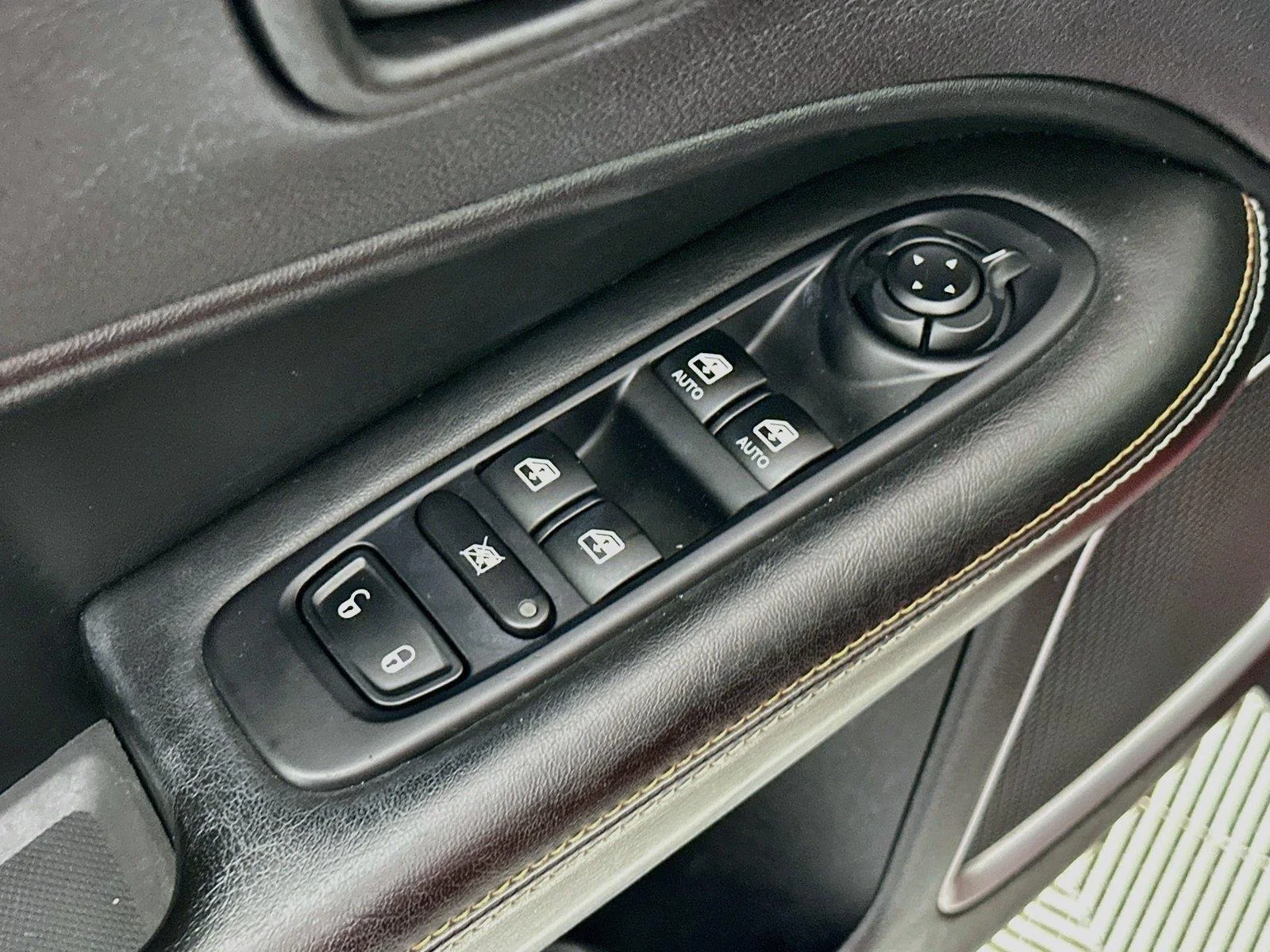 Used 2019 Redline Pearlcoat Jeep Latitude image 21