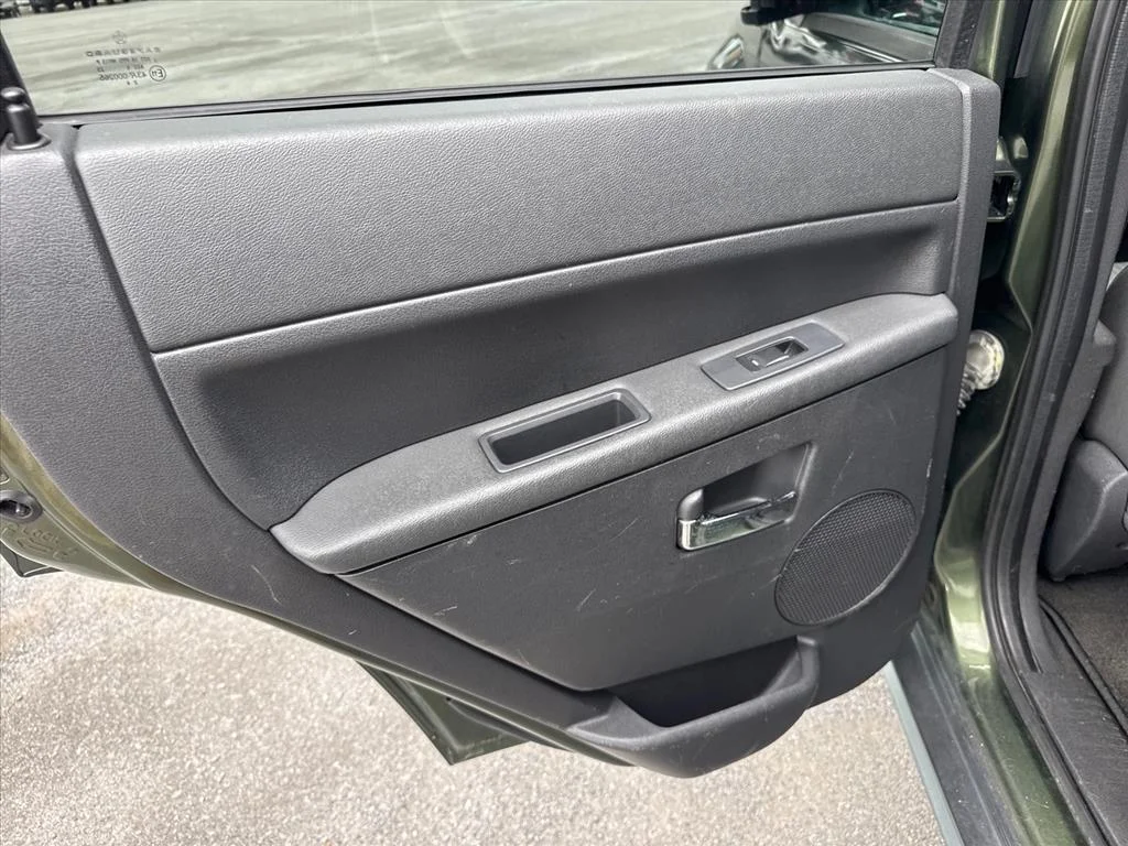 Used 2009 Green Metallic Jeep Laredo image 17