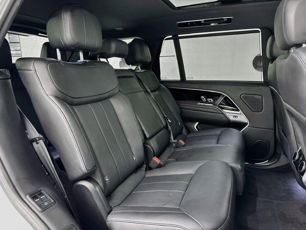 Used 2024 White Land Rover SE image 29
