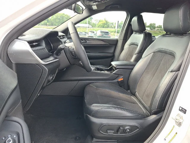 Used 2023 Bright White Clea Jeep Altitude image 14