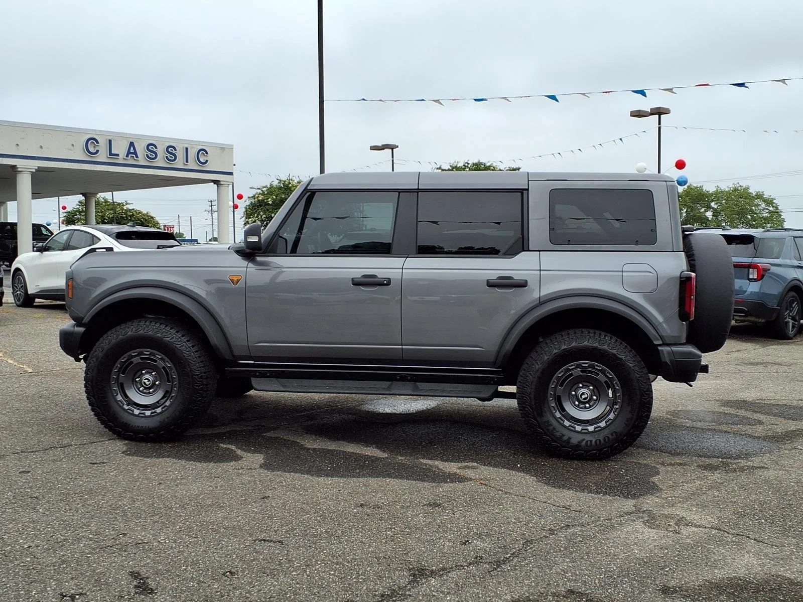 Used 2025 Carbonized Gray Metallic Ford Badlands image 3