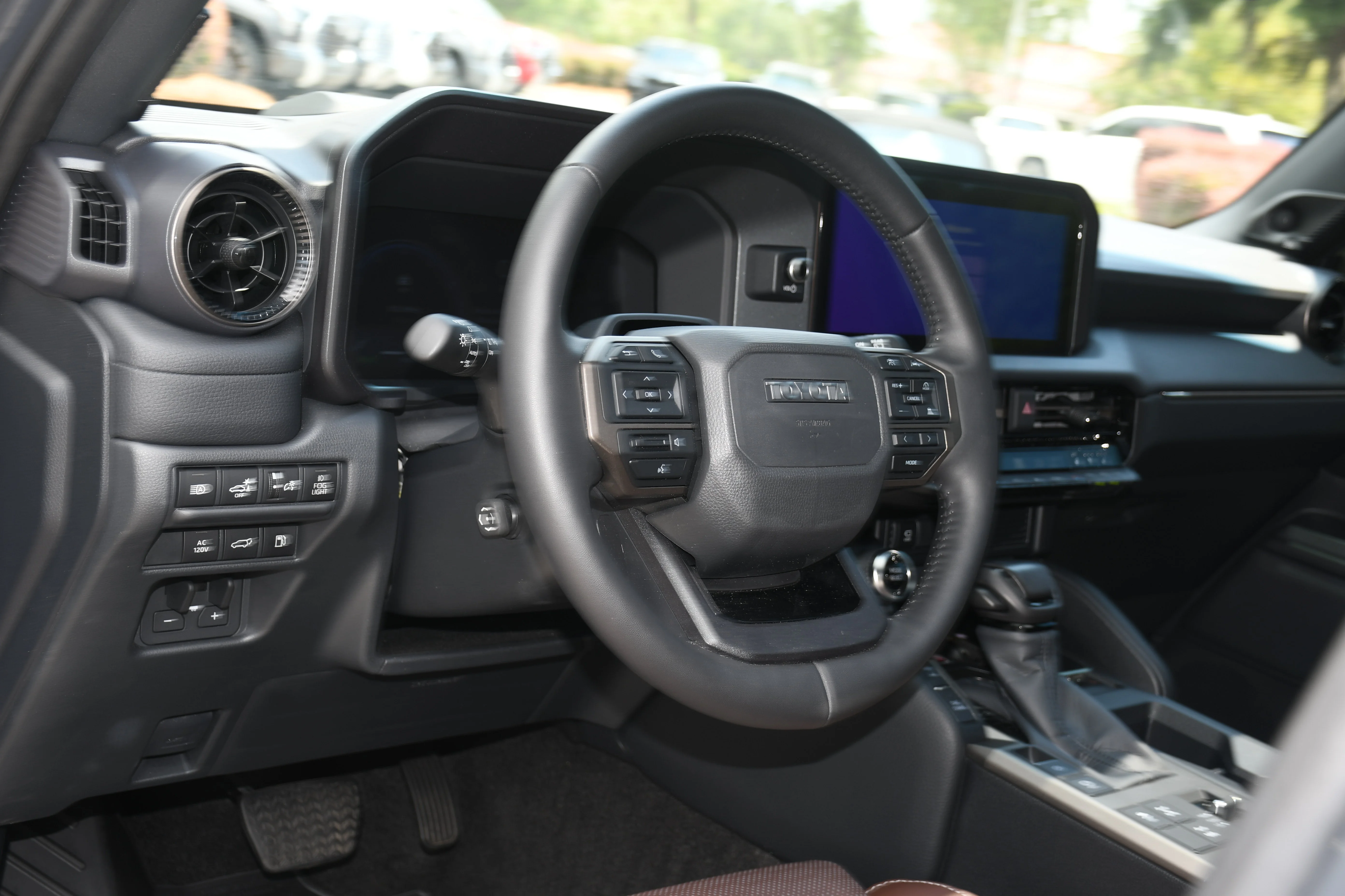 Certified Used 2025  Toyota  image 9