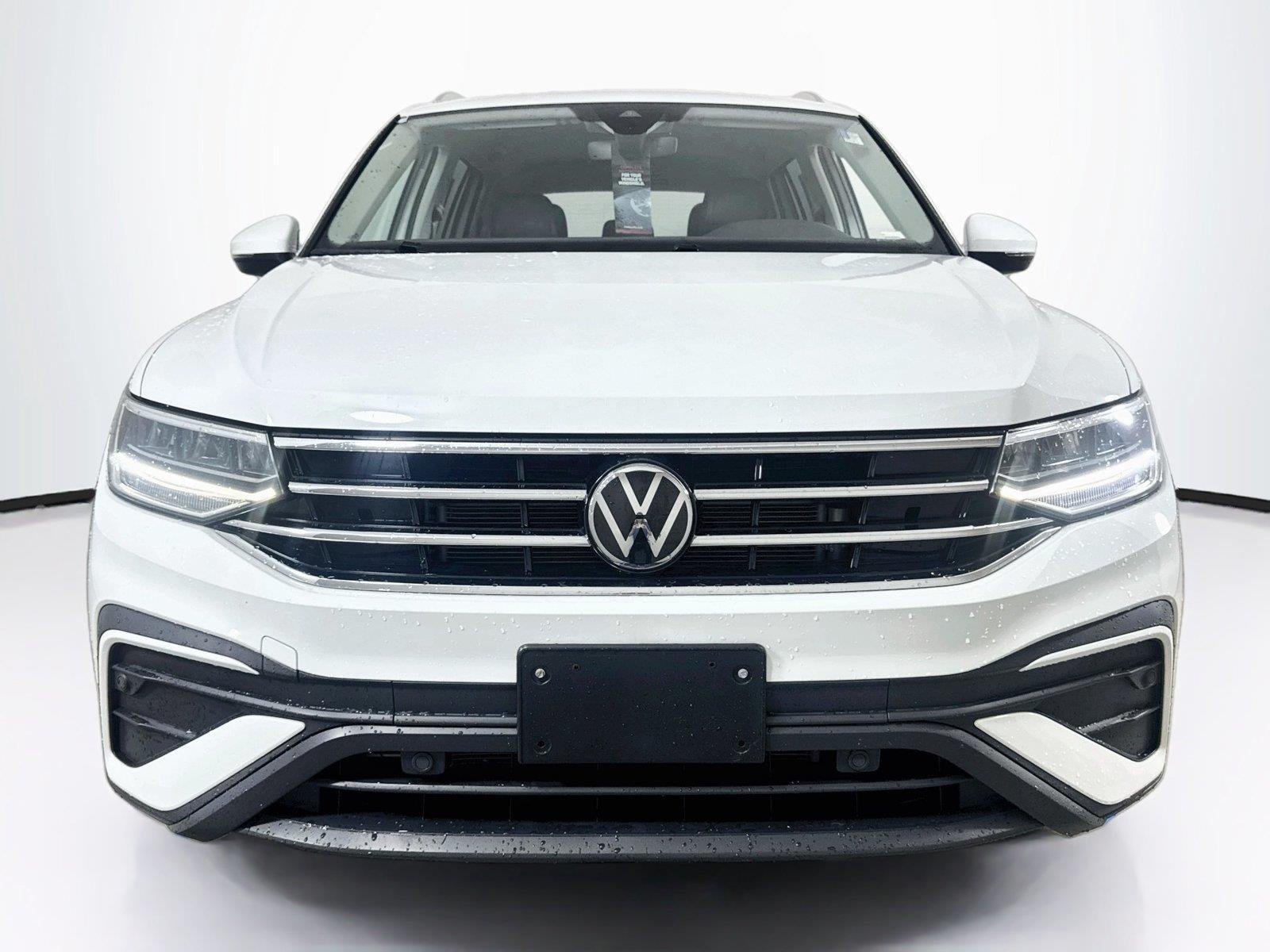 Used 2024 Pyrite Silver Metallic Volkswagen SE image 4
