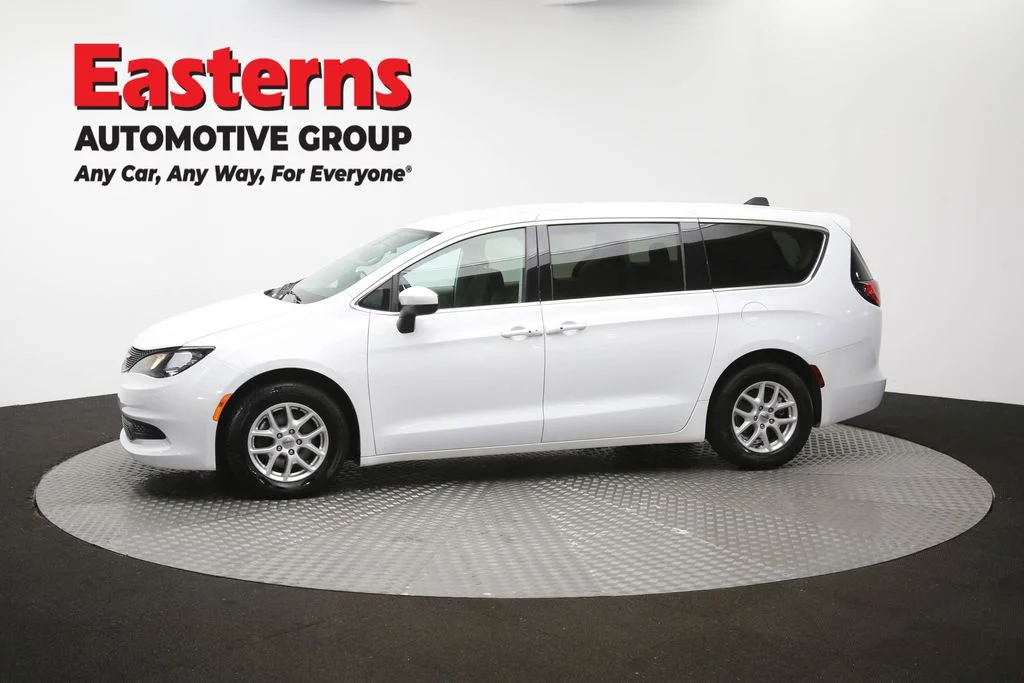 Used 2022 White Chrysler LX image 57